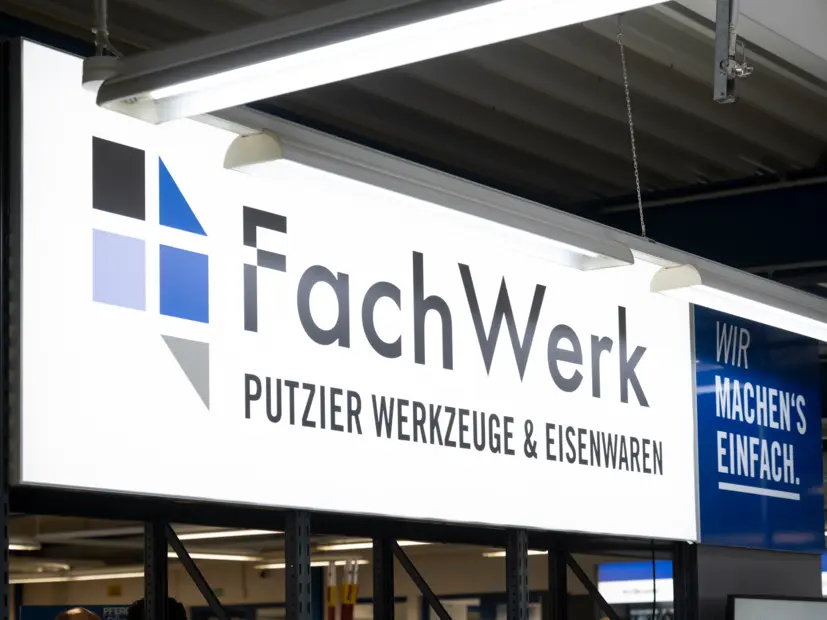 Fachwerk-Filiale Nordwest mit architektonischer LED-Beleuchtung und modernen Lichtakzenten
