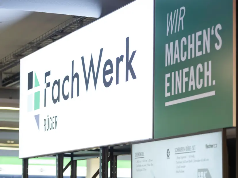 Beleuchtete LED-Panels für Kundenführung in Nordwest Fachwerk-Filiale