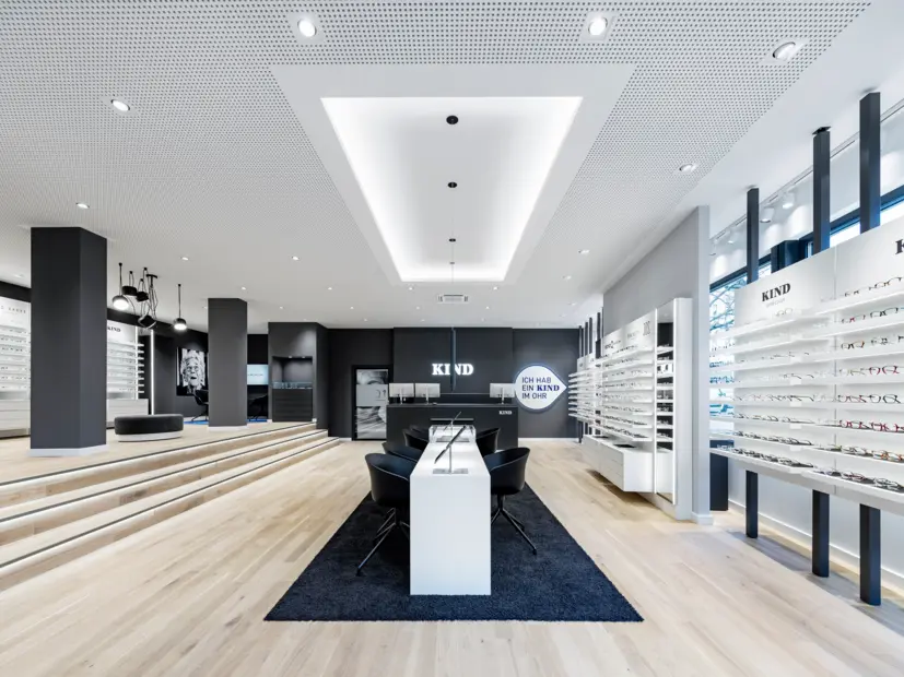 Innenansicht der Kind Filiale Bad Neuenahr – modernes Ladenkonzept mit harmonischer LED-Beleuchtung und klarer Raumgestaltung