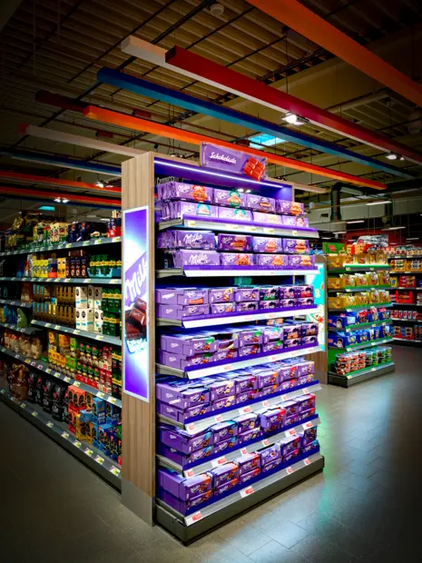 Übersicht der beleuchteten Süßigkeitenregale bei EDEKA Göbel