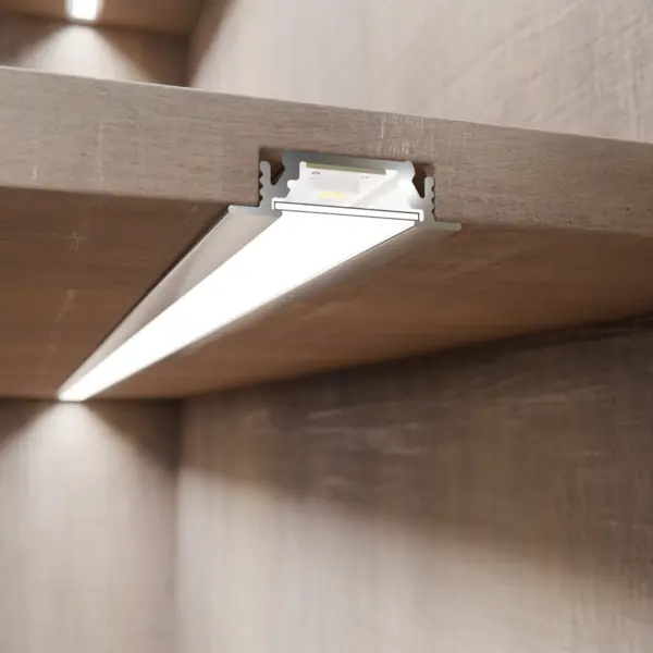 Einbausituation der LED-Lichtleiste COLLUDO – eingelassene Montage im Holzregal – elegante Lichtintegration von DWD Concepts