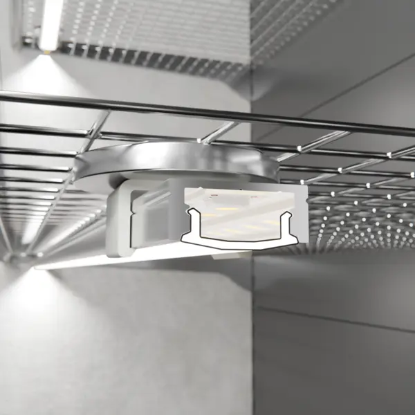 LED-Lichtleiste CALLU in Unterbaumontage am Gitterfachboden – effiziente Lichtlösung von DWD Concepts