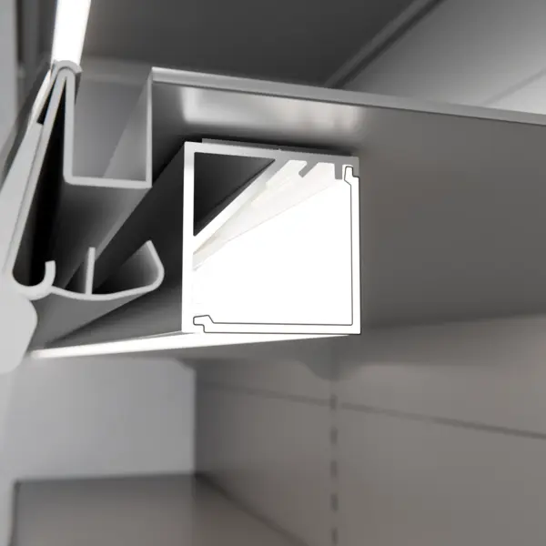 LED-Lichtleiste TITA L als Eckprofil in Unterbaumontage am vorderen Teil eines Metallfachbodens – moderne Beleuchtungslösung von DWD Concepts