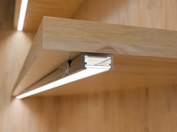 LED-Lichtleiste TAURI in Unterbaumontage am Holzfachboden – hochwertige Beleuchtungslösung von DWD Concepts