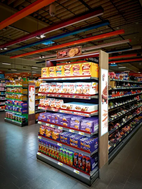 LED-Lichtkonzept im Süßwarenbereich von EDEKA Göbel