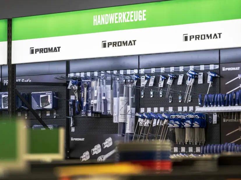 Beleuchteter Verkaufsraum der Nordwest Fachwerk-Filiale mit integrierter LED-Lichtführung