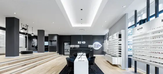 Innenansicht der Kind Filiale Bad Neuenahr – modernes Ladenkonzept mit harmonischer LED-Beleuchtung und klarer Raumgestaltung